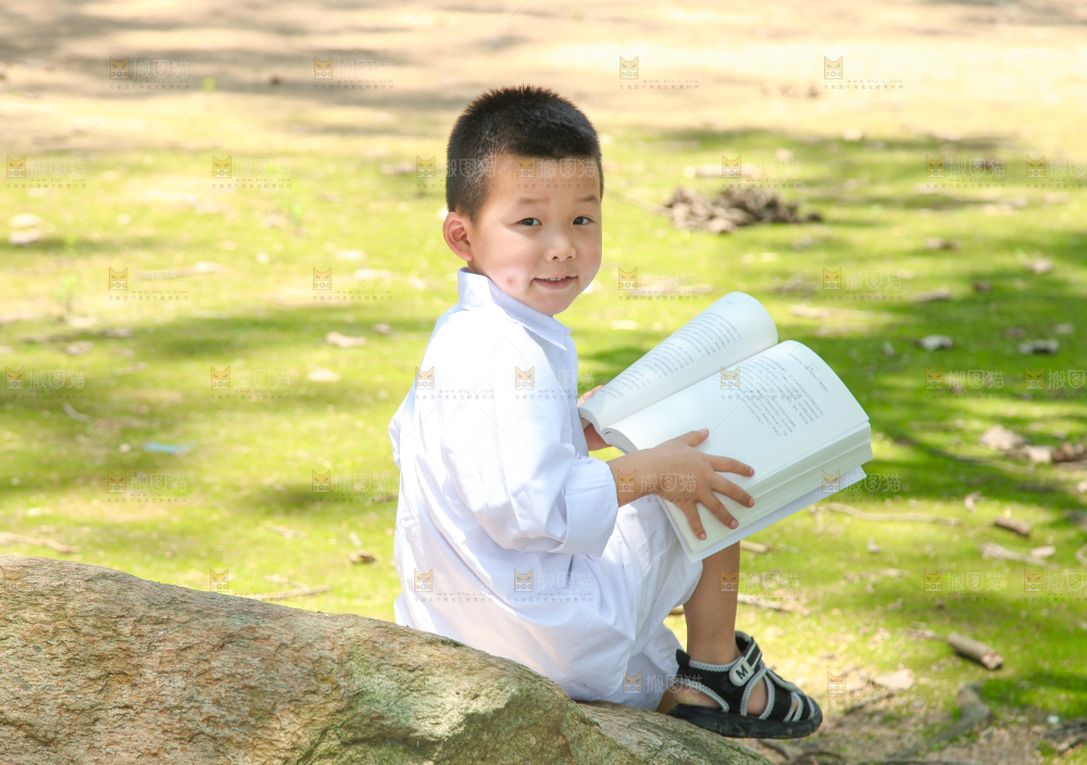 小男孩正在看书