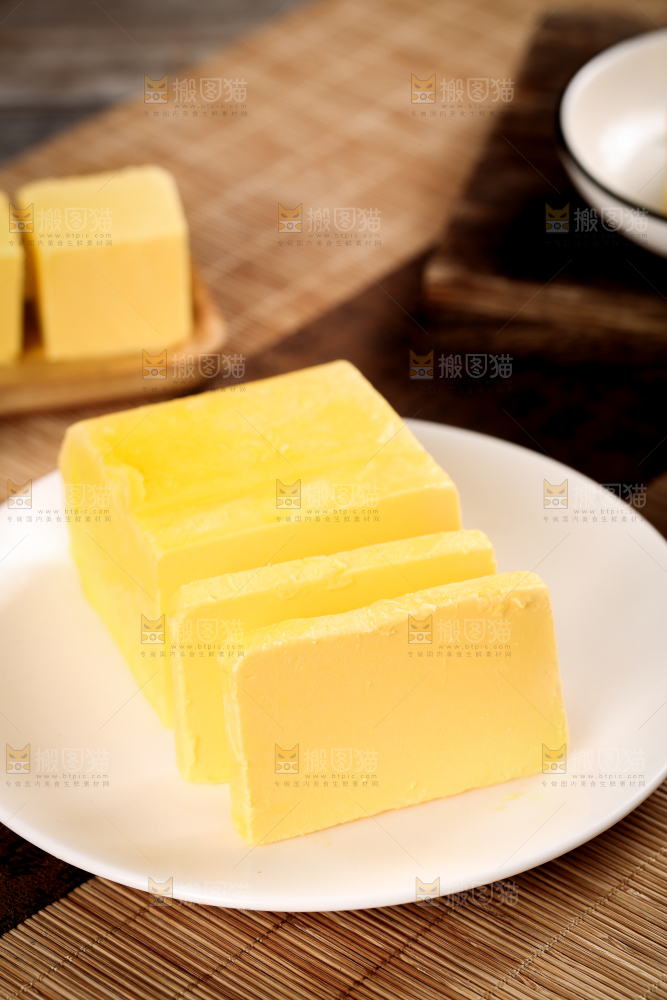 盘子里装着无盐黄油