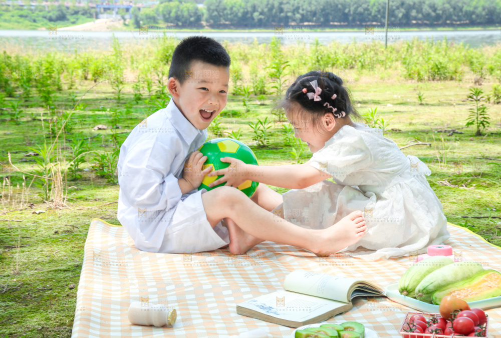 小孩子正在游玩