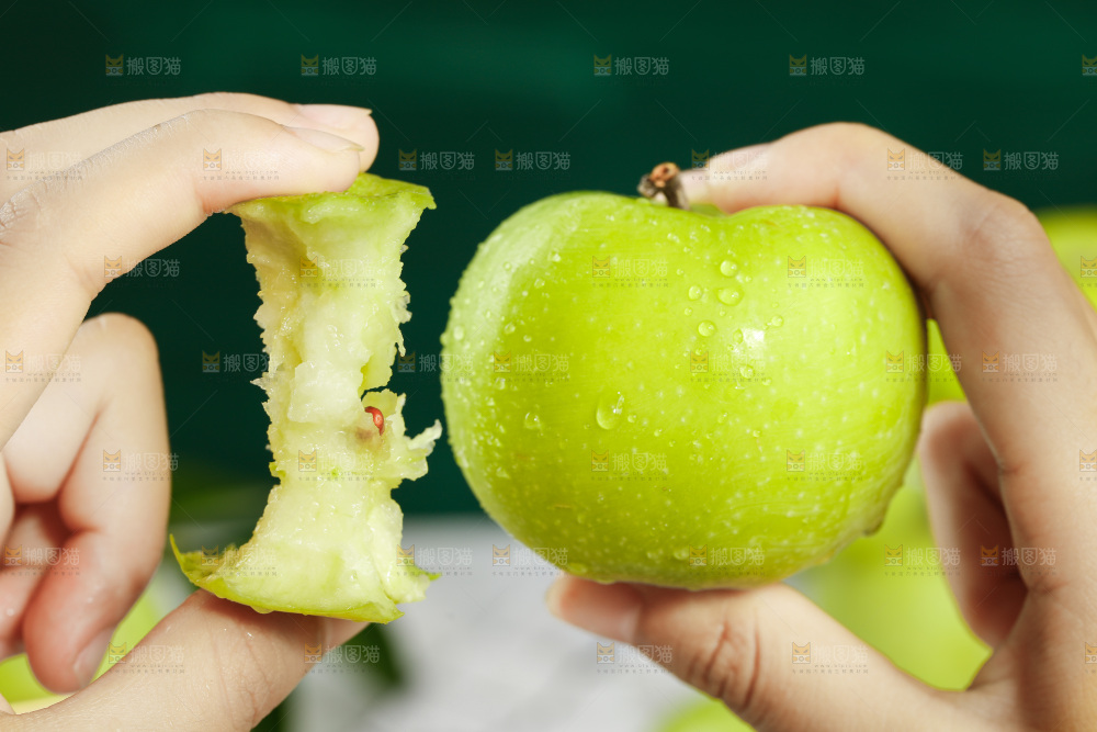 手里拿着脆甜青苹果