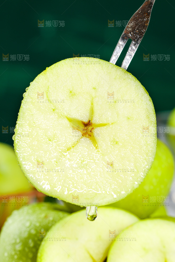 叉子叉着一块青苹果