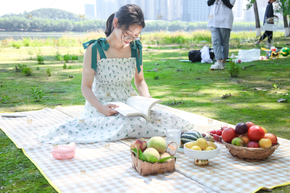 女孩正在看书