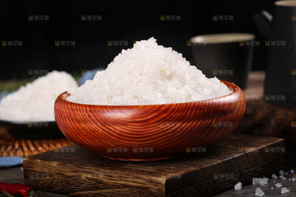 碟子里装着食用盐