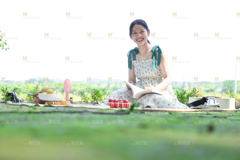 女孩正在看书