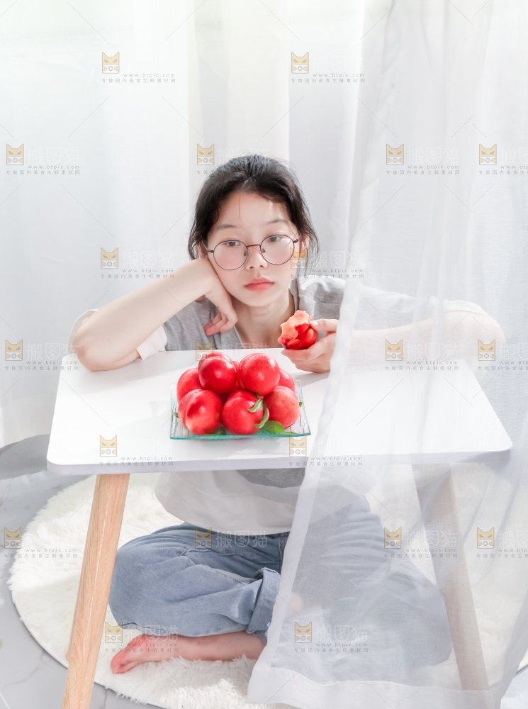 女孩手里拿着水果