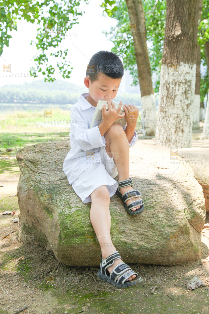 小男孩正在看书