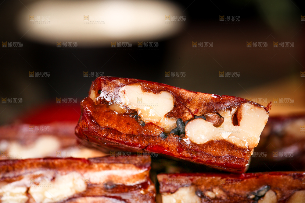 摆放着一堆的红枣糕
