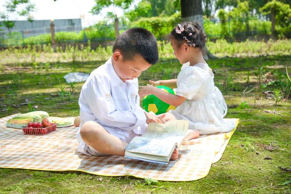 小孩子正在游玩