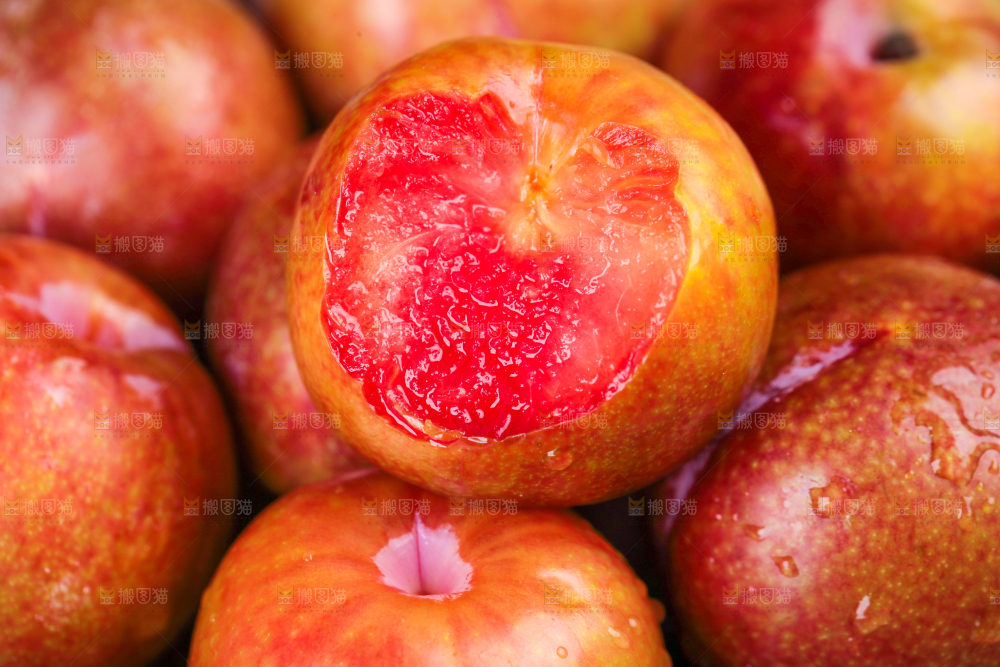 摆放着一堆的三华李