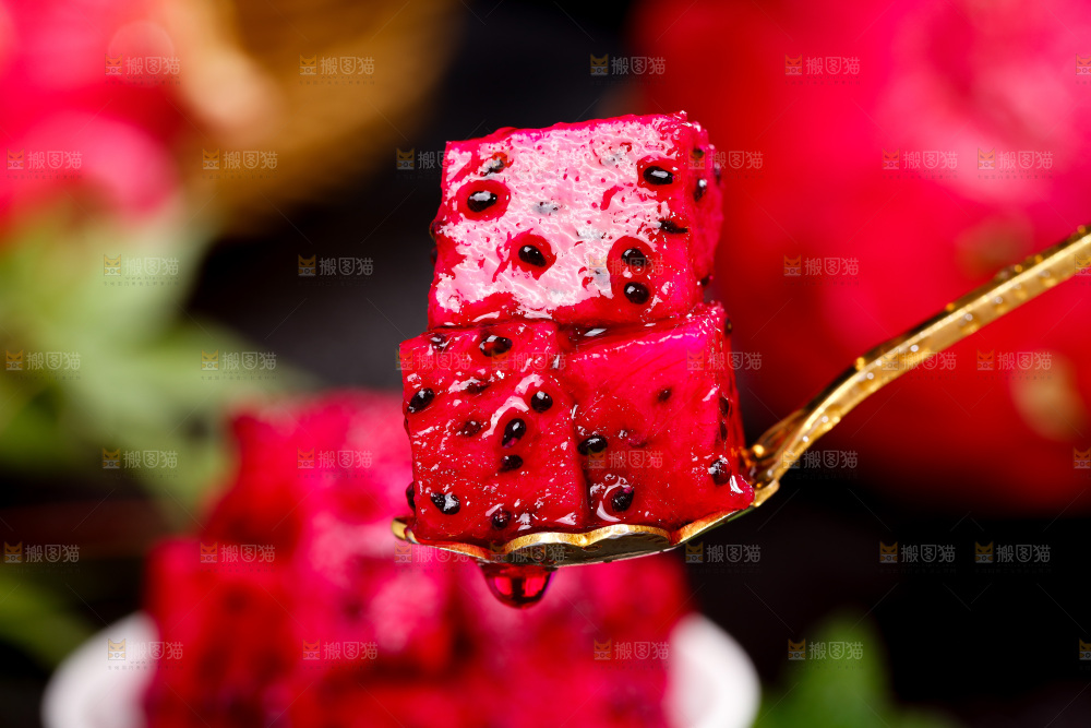 勺子上放着红心火龙果的果肉