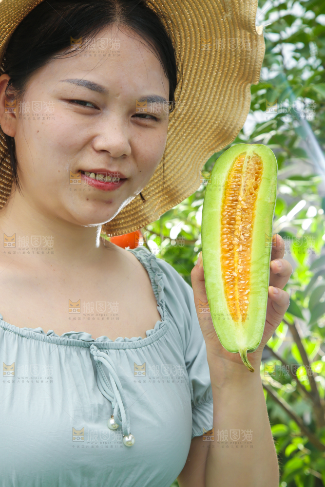 手里拿着小蜜瓜