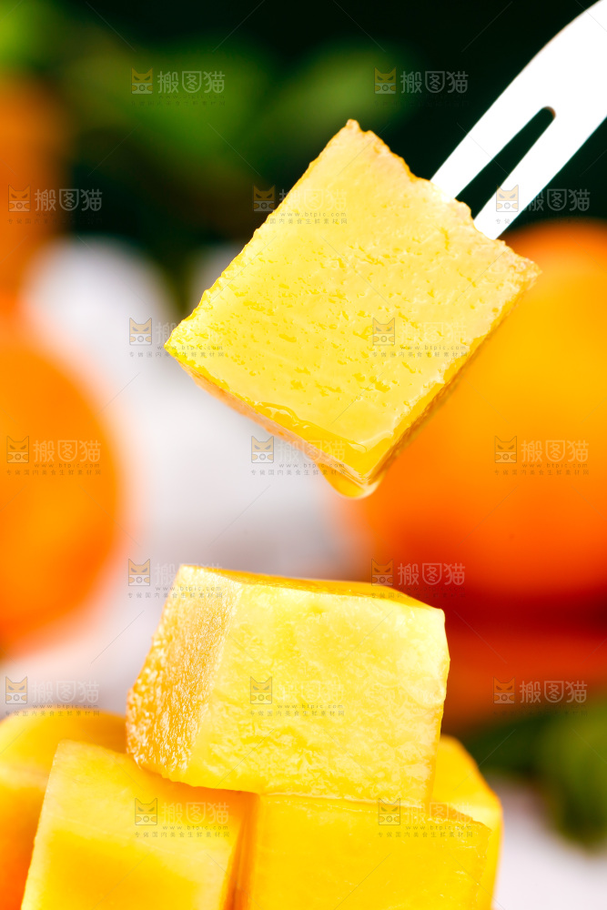叉子叉着一块黄桃