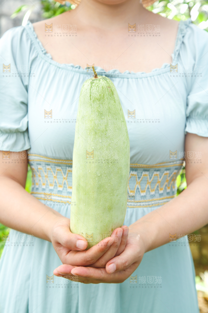 手里拿着脆甜蜜瓜