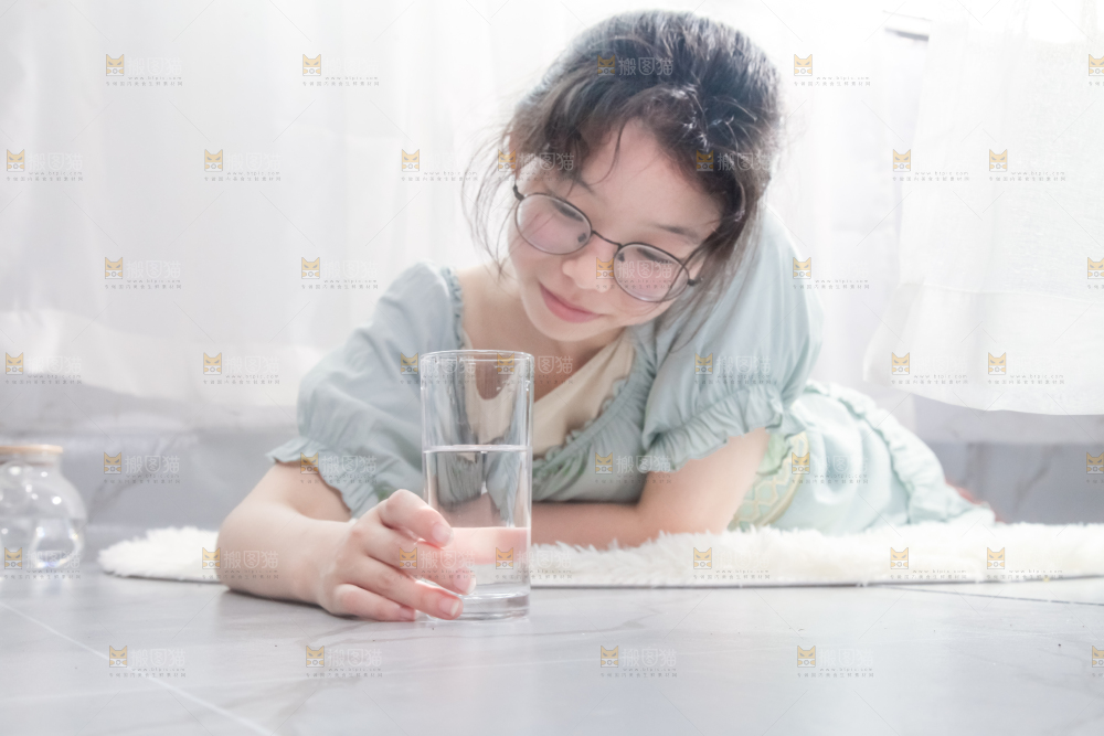 女孩手里拿着一杯水