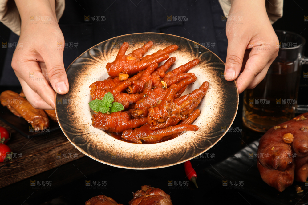 手里拿着一盘卤鸡爪