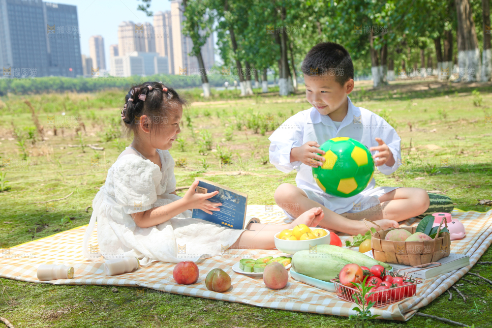 小孩子正在游玩