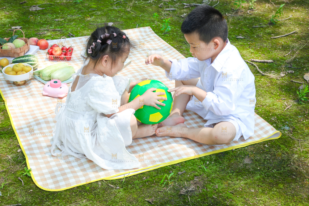 小孩子正在游玩