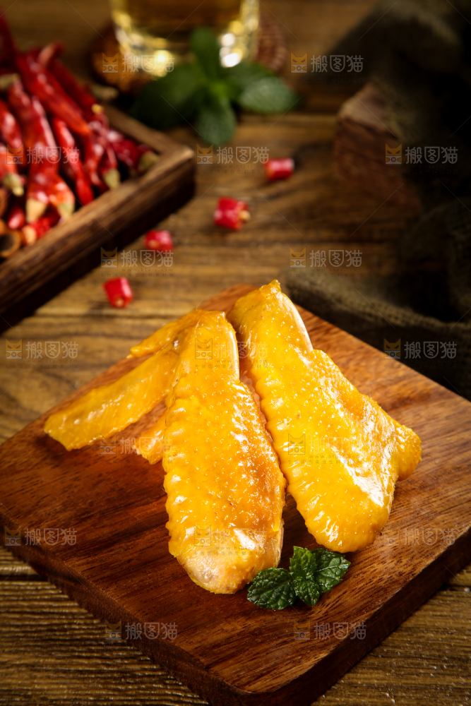 木底上摆放着盐焗鸡翅