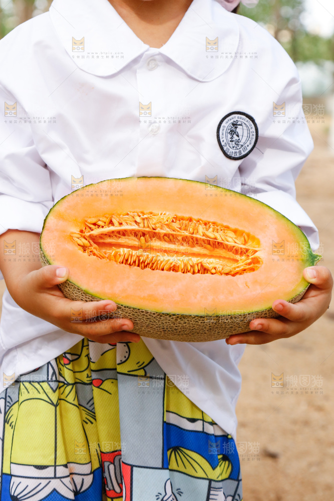 手里拿着哈密瓜