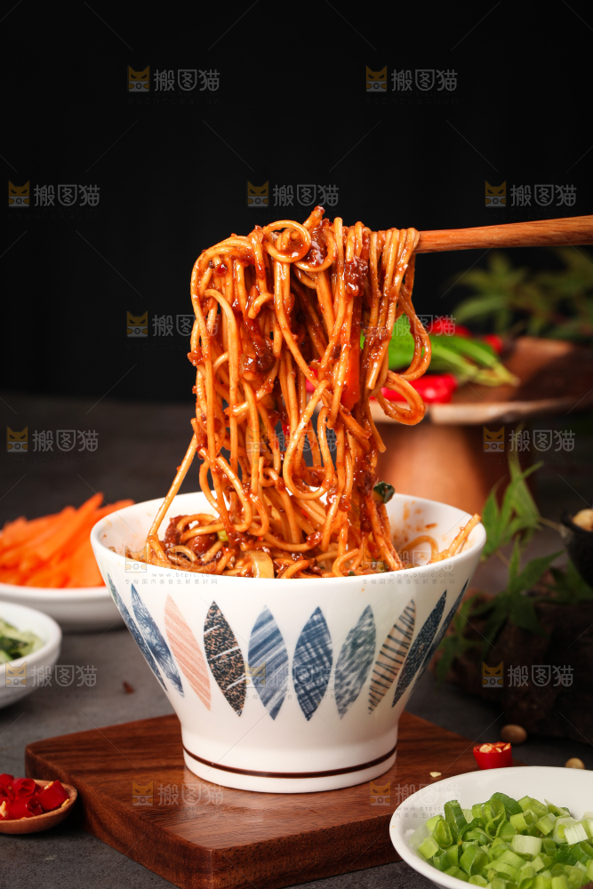 碗里装着拌面