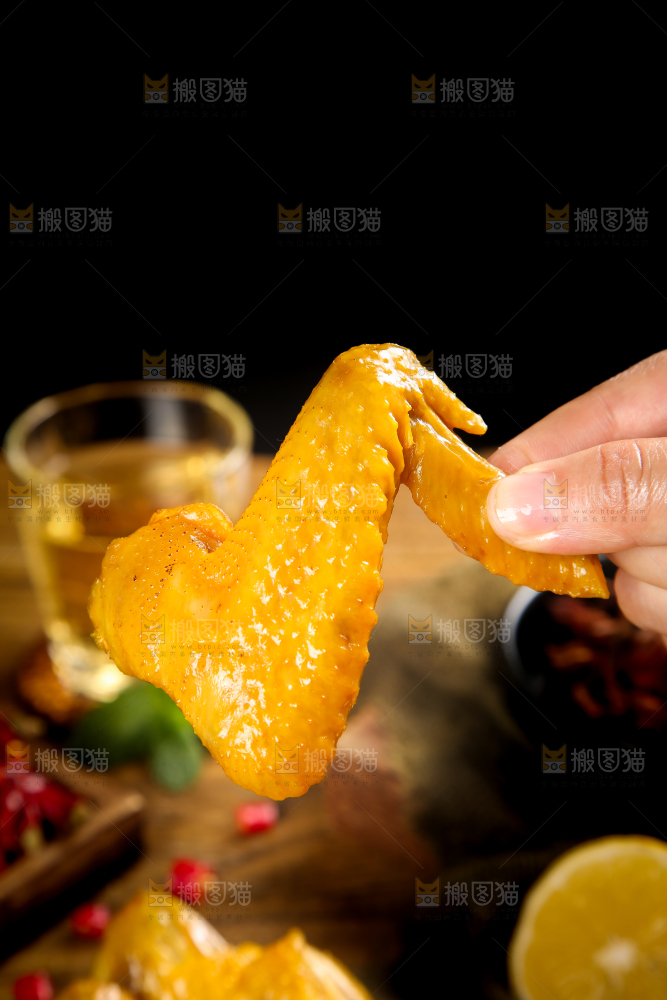 手里拿着鸡翅膀