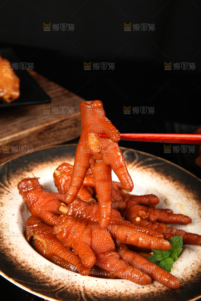 盘子里装着卤鸡爪