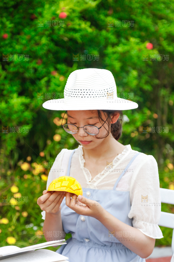 女孩手里拿着水果