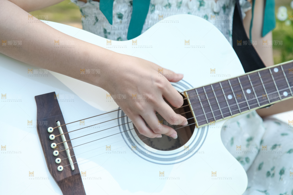 女孩正在弹吉他