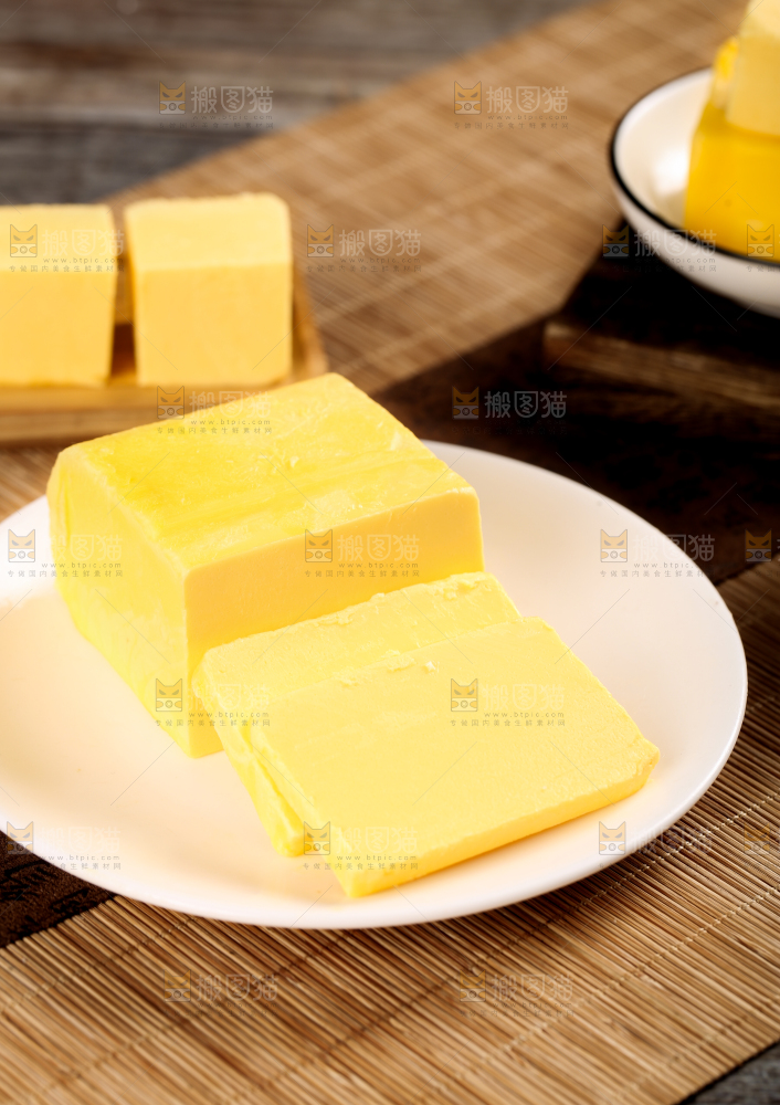 盘子里装着无盐黄油