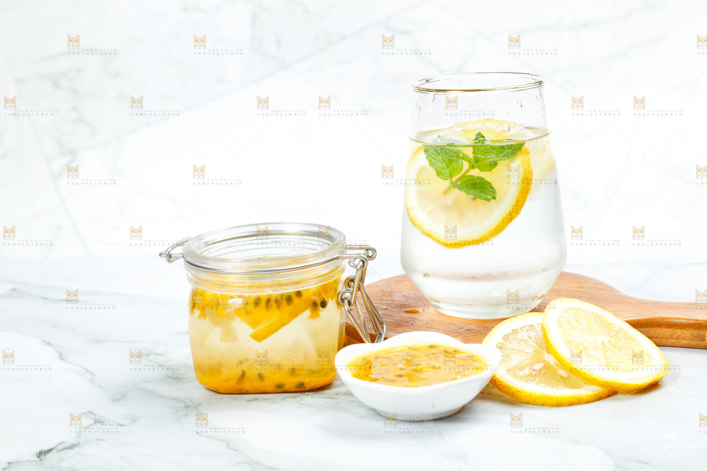 浅底上摆放着新鲜柠檬片和百香果