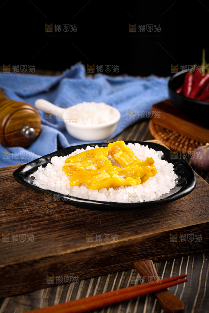 碟子里装着盐焗鸡脚筋