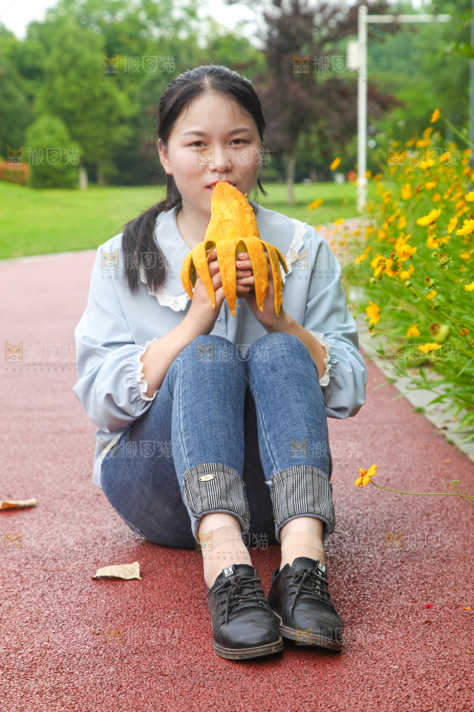 女孩正在吃青芒果
