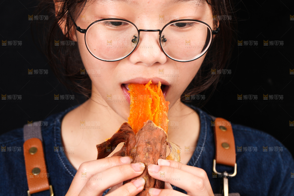 手里拿着烟薯