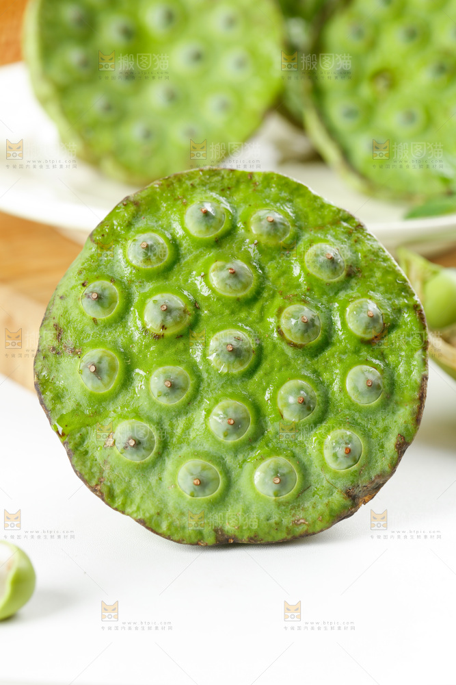 白底上摆放着莲蓬
