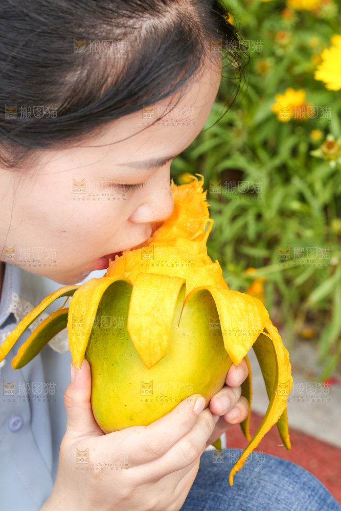 女孩正在吃芒果