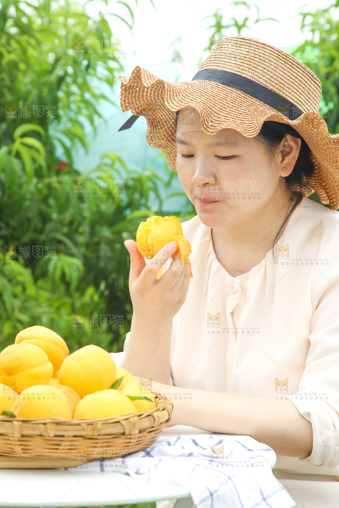 美女正在吃黄桃