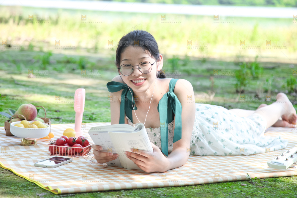 女孩子正在看书