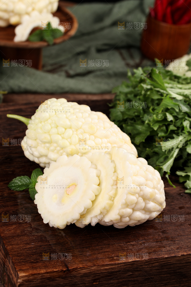 深底上摆放着新鲜苹果苦瓜