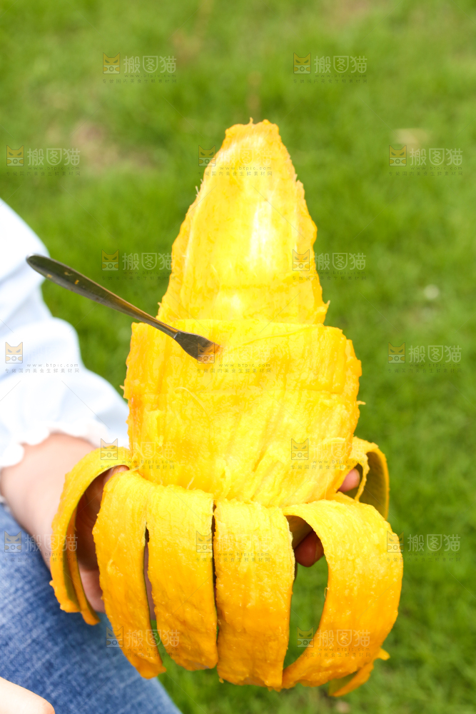 手里拿着芒果