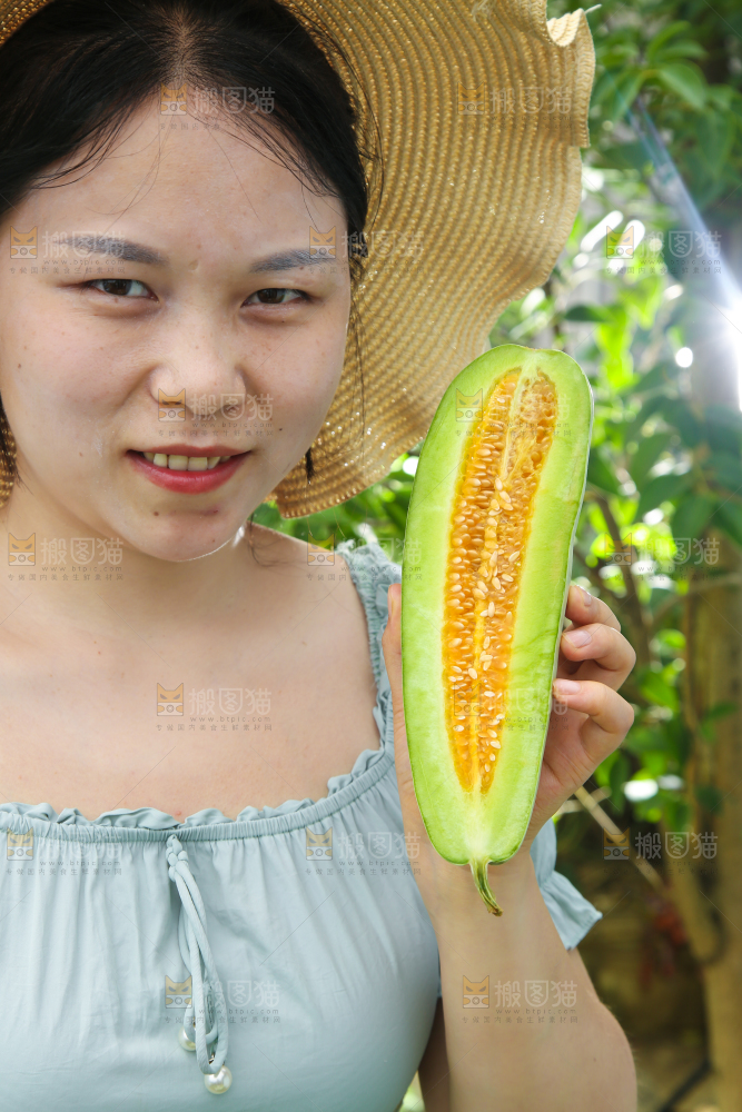 手里拿着小蜜瓜