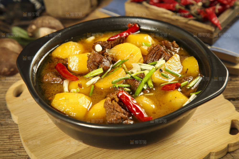 砂锅里装着土豆烧肉