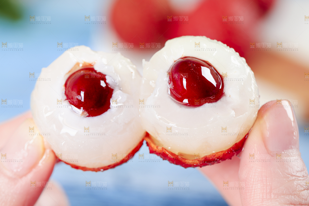 手里拿着鲜荔枝