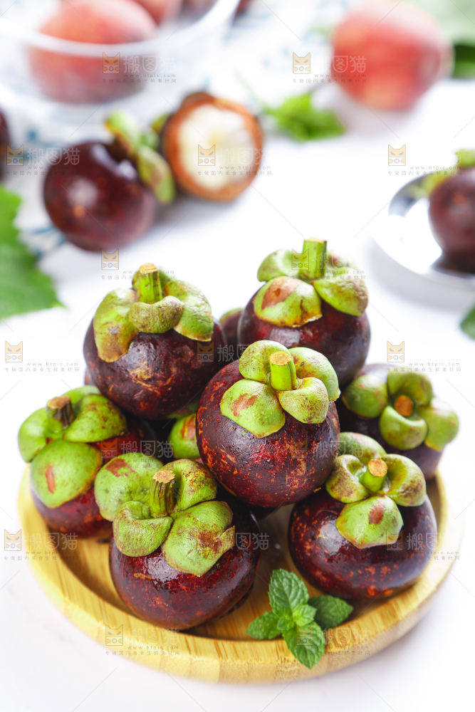 碟子里装着山竹