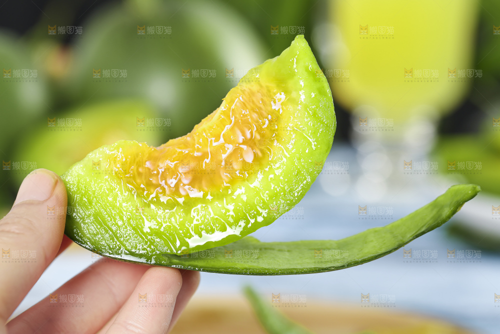 手里拿着绿宝石瓜