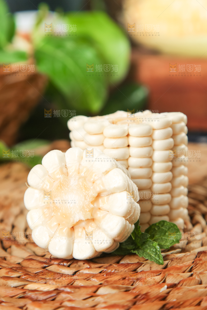编织垫上摆放着玉米