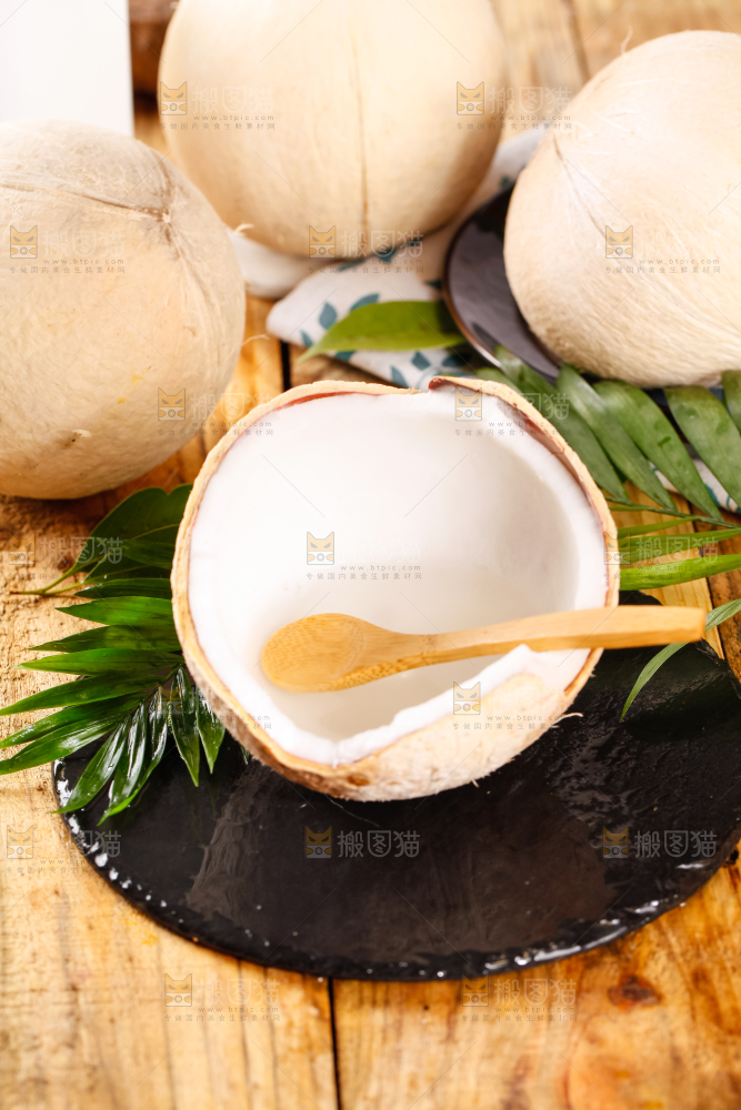黑石板上放着椰子