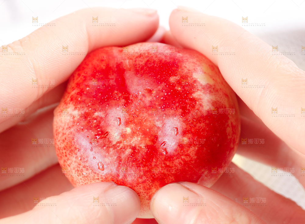 手里拿着油蟠桃