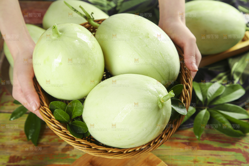 手里拿着一篮玉菇香瓜