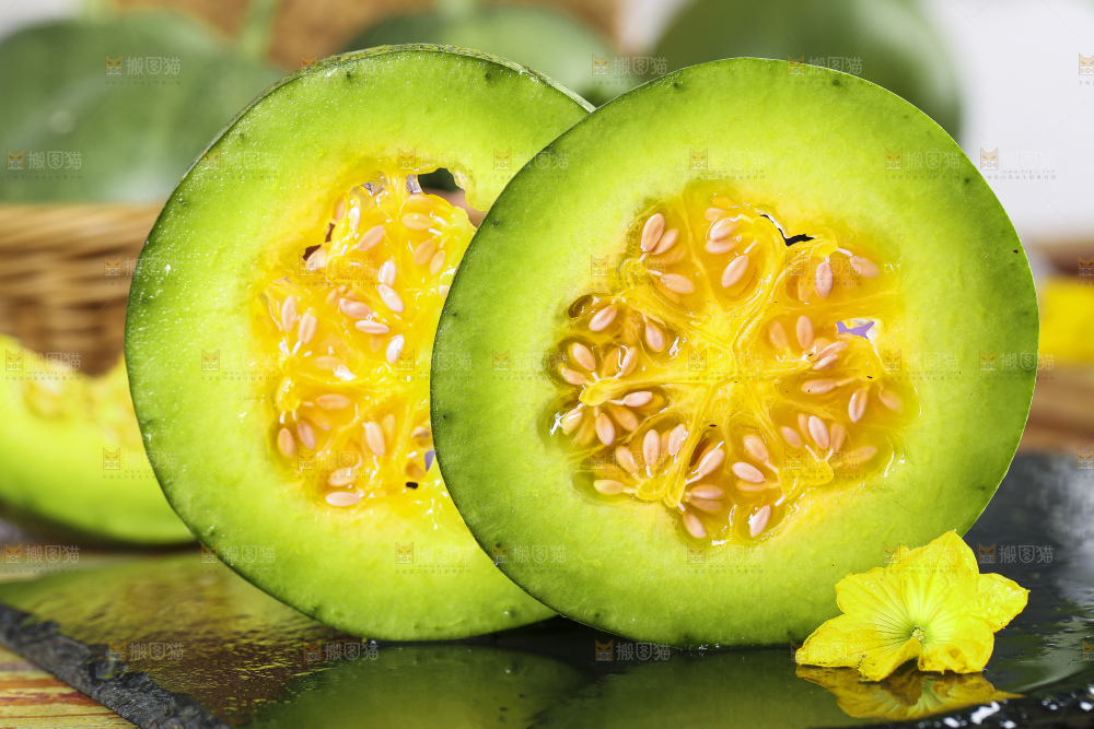 黑底上放着绿宝蜜瓜