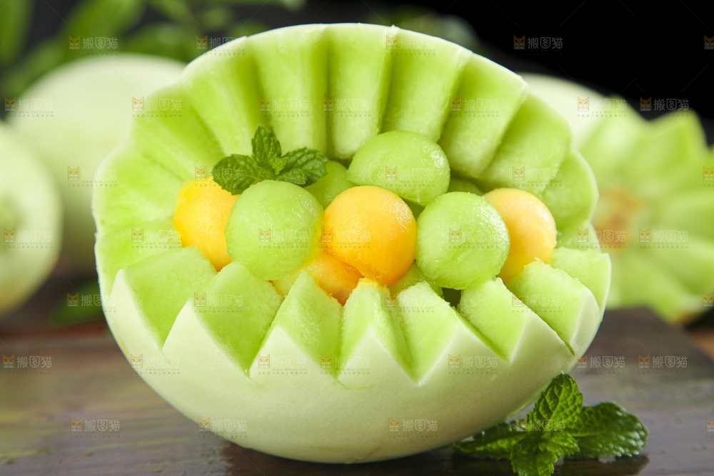 深底上摆放着玉菇蜜瓜